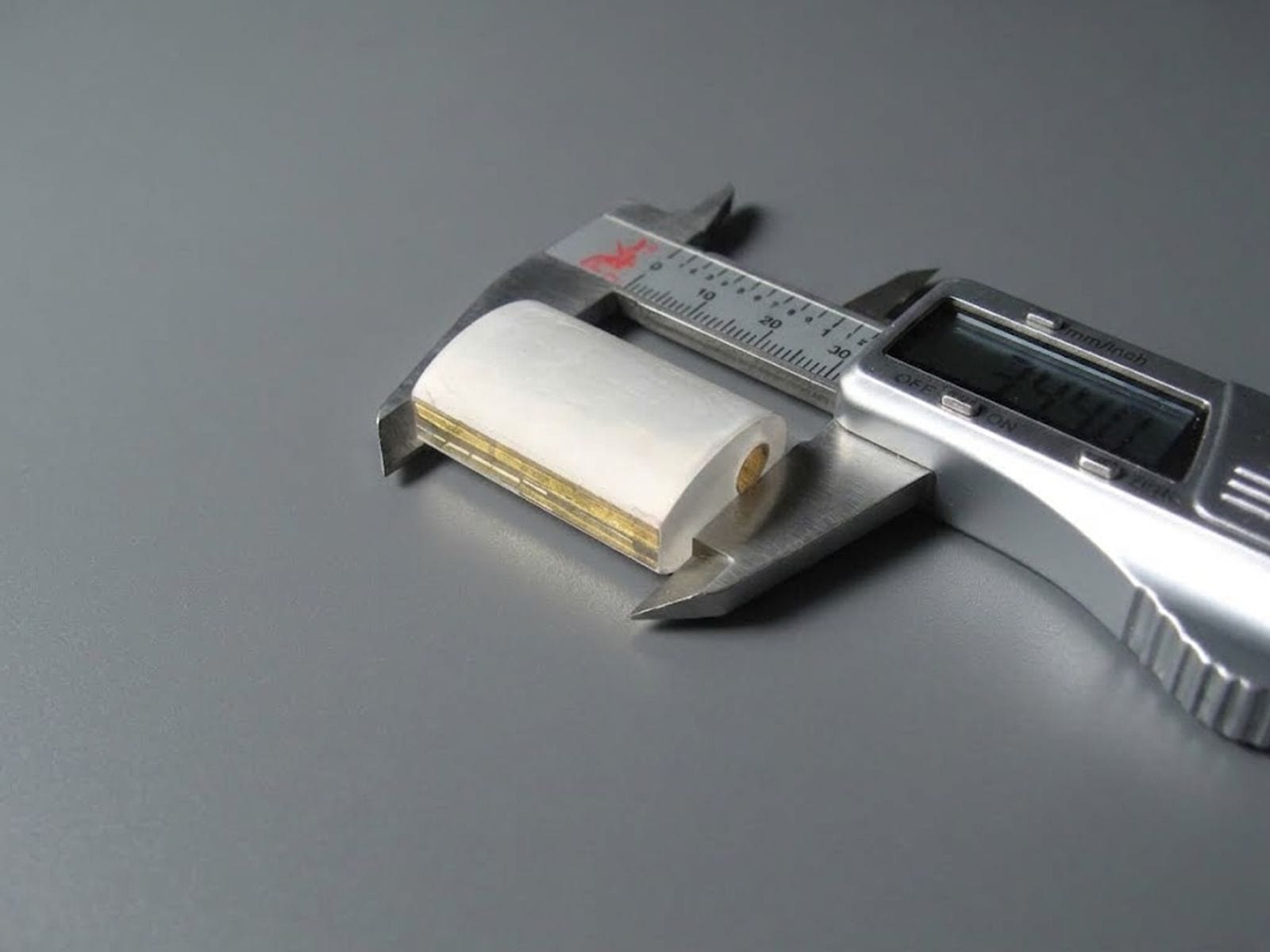 Diffuse reflector with a flow tube measured with a digital caliper