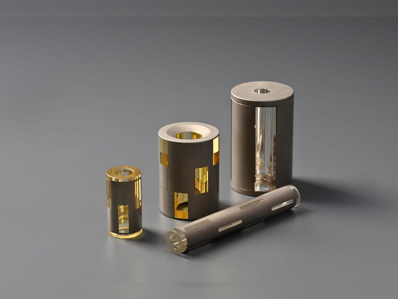 Reflector cavities with crystal windows for diode-pumped lasers